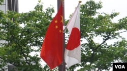 2018年5月中国总理李克强访日在东京街头挂起的日中国旗 (美国之音 歌篮拍摄)
