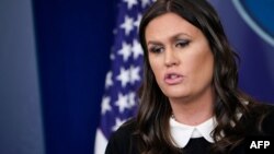 새라 허커비 샌더스 미국 백악관 대변인이 27일 정례브리핑에서 기자들의 질문에 답하고 있다.