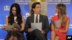 Pembawa acara Ed Helms(tengah) bersama Jessica Alba (kanan) dan Megan Fox tengah bersiap mengumumkan peraih nominasi penghargaan Golden Globe ke-70 di Beverly Hills, California (13/12). 