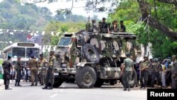 Tentara Sri Lanka berjaga di jalanan Digana, distrik pusat Kandy, Sri Lanka, pasca bentrokan antara dua komunitas, 6 Maret 2018. 