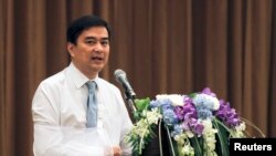 Pemimpin oposisi Thailand dan mantan perdana menteri Abhisit Vejjajiva berbicara dalam sebuah konferensi pers di Bangkok (3/5). 