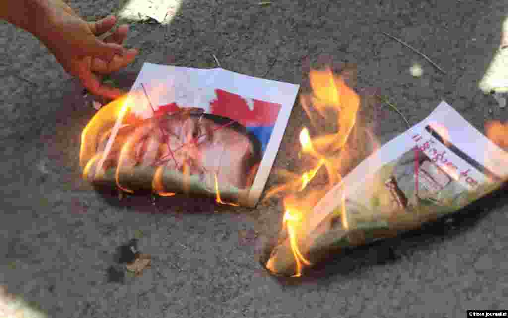 ពលរដ្ឋ​នៅ​ក្រុង Kalaymyo ក្នុងតំបន់ Sagaing ក្នុង​ប្រទេស​មីយ៉ាន់ម៉ា ធ្វើ​បាតុកម្ម​នៅ​ថ្ងៃ​នេះ ដើម្បី​ប្រឆាំង​នឹង​ដំណើរ​ទស្សនកិច្ច​របស់​លោក​នាយក​រដ្ឋមន្ត្រី ហ៊ុន សែន នៅ​ប្រទេស​មីយ៉ាន់ម៉ា។ (រូបថត៖ អ្នកសារព័ត៌មានពលរដ្ឋ)