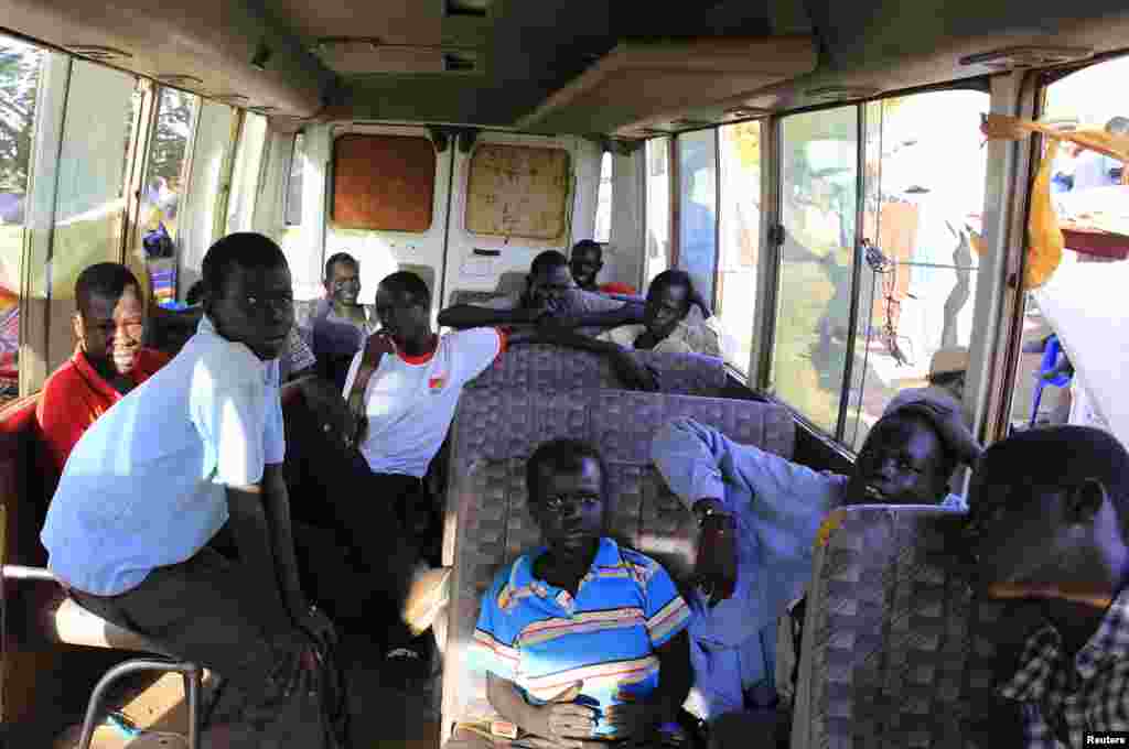 남수단 폭력사태를 피해 대피한 난민들이 24일 주바공항 인근 유엔 대피소에 대기 중인 버스에 탑승했다.