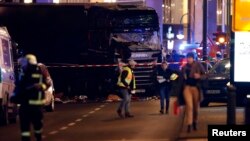 Sebuah truk terlihat dekat pasar keperluan Natal di Berlin, Jerman (19/12). (Reuters/Fabrizio Bensch)