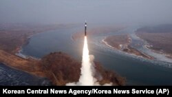 ພາບນີ້ສະໜອງໂດຍ ລັດຖະບານເກົາຫຼີເໜືອ ທີ່ສະແດງໃຫ້ເຫັນ ສິ່ງທີ່ຕົນກ່າວວ່າ ເປັນການທົດລອງລູກສອນໄຟຂີປະນາວຸດໄວກວ່າສຽງ ໄລຍະກາງ ປະເພດໃໝ່ ຢູ່ສະຖານທີ່ທີ່ບໍ່ໄດ້ລະບຸໃນເກົາຫຼີເໜືອ, ວັນທີ 6 ມັງກອນ 2025. (Korean Central News Agency/Korea News Service via AP)