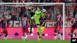  Le gardien du Bayern Munich, Manuel Neuer, sauve une balle lors d'un match de Bundesliga entre le Bayern et le Borussia Dortmund à l'Allianz Arena à Munichle samedi 1er novembre 2014. (AP Photo/Matthias Schrader)