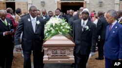Pendeta Al Sharpton (kanan) memandang peti jenazah Ethel Lance yang diangkat menuju ke mobil jenazah dalam upacara pemakaman almarhumah di North Charleston, South Carolina (25/6).