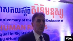 European Union’s ambassador to Cambodia George Edgar speaks to the press at the 70th Anniversary of the Universal Declaration of Human Rights at the Institute of Technology Cambodia, Phnom Penh, Cambodia, Monday, December 10, 2018. (Nem Sopheakpanha/VOA Khmer