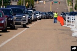 지난 2021년 4월, 미시시피주에서 식량 지원을 받기 위한 차량이 줄지어 서 있는 모습.