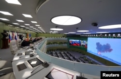 ARHIVA - Predsednik Rusije Vladimir Putin tokom posete Nacionalnom kontrolnom centru za odbranu, kako bi nadgledao testiranje ruskog sistema supersonične rakete Avangard, sposobne da nosi nuklearne ili konvencionalne bojeve glave, u Moskvi, 16. decembra 2018.