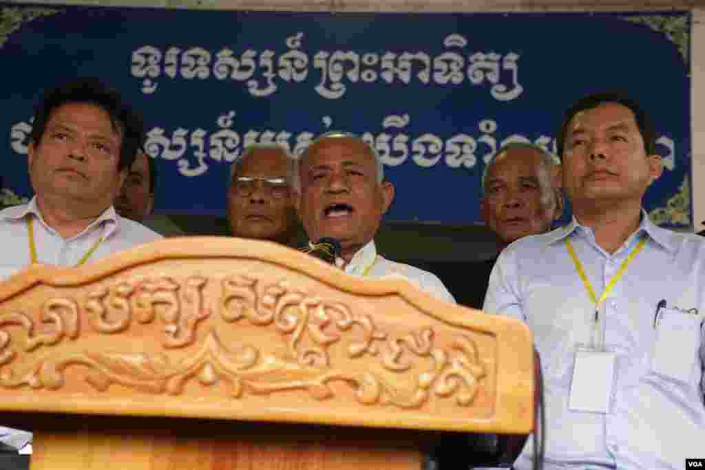 លោក​ប៉ុល ហំម អ្នក​តំណាងរាស្រ្តជាន់​ខ្ពស់​នៃ​គណបក្ស​សង្រ្គោះជាតិ​ថ្លែង​នៅ​ក្នុង​សន្និសីទ​សារព័ត៌មាន​នៅ​ថ្ងៃអង្គារ​ ទី​១៤​ ខែមិថុនា​ ឆ្នាំ​២០១៦​​ នៅ​ទីស្នាក់ការ​កណ្ដាល​គណបក្ស​សង្រ្គោះជាតិ ខណៈពេល​ដែល​លោក​កឹម សុខា​​កំពុង​​ស្ថិតក្រោម​ដីកា​​សាកសួរ​​របស់​​តុលាការ​​ក្រុង​​អំពី​​រឿង​​អាស្រូវ​ផ្លូវភេទ​។​​ (ឡេង ឡែន/VOA)