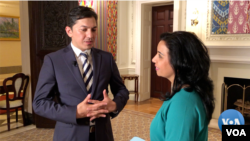 O'zbekistondagi yangi Kapital bozorini rivojlantirish agentligi direktori Otabek Nazirov "Amerika Ovozi" bilan suhbatda, Vashington, 18-iyul, 2019