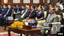 លោក​ ស ខេង (ស្ដាំ​ផុត) ​រដ្ឋមន្ត្រី​ក្រសួង​មហាផ្ទៃ​ ក្នុងពិធី​ប្រកាស​លទ្ធផល​ការងារ​ដកហូត​ឯកសារ​រដ្ឋបាល​កម្ពុជា​មិនប្រក្រតី​ ដែល​ជនបរទេស​កាន់​កាប់​​។ ពិធីនេះធ្វើ​ឡើង​នៅ​រាជធានី​ភ្នំពេញ​ ថ្ងៃទី​១៧ ខែ​កក្កដា​ ឆ្នាំ​២០១៩។ (ហ៊ុល រស្មី​/VOA) 