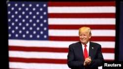 Trump je prvi put od preuzimanja dužnosti potpisao neku izvršnu odluku