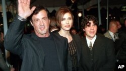 Aktor laga Sylvester Stallone (kiri) bersama puteranya, Sage Stallone (foto: dok). Sage Stallone ditemukan tewas di rumahnya, Jumat (13/7). 