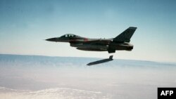 미 공군 F-16 전투기가 JASSM 공대지 미사일을 발사하고 있다. (자료사진)