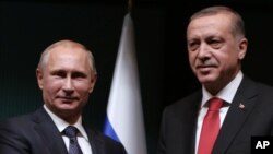 Presiden Rusia Vladimir Putin (kiri) dan mitranya dari Turki, Recep Tayyip Erdogan dalam konferensi pers di Istana Presiden di Ankara (1/12). (AP/Burhan Ozbilici)
