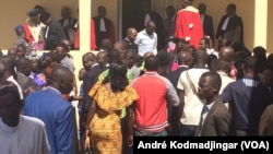 Devant la salle d'audience de N'Djamena, au Tchad, le 11 janvier 2018. (VOA/André Kodmadjingar )