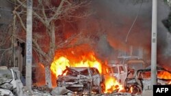 Bam da ya tashi ya sa motoci sun kama da wuta kana mutane sun mutu wasu kuma asun jikata a Otel Ambassador dake Mogadishu, Somalia