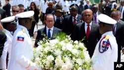 ប្រធានាធិបតី​បារាំង Francois Hollande និង​ប្រធានាធិបតី​ហៃទី Michel Martelly ដាក់​កម្រង​ផ្កា​នៅ​រូប​សំណាក់​ Toussaint Louverture កាលពី​ថ្ងៃអង្គារ ទី១២ ខែឧសភា ឆ្នាំ២០១៥ នៅ​ក្រុង​ Port-au-Prince ប្រទេស​ហៃទី។