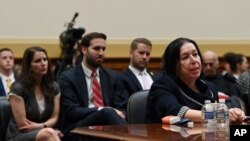 2007년 이란방문 중 실종된 로버트 레빈슨 전 연방수사국(FBI) 요원의 부인 크리스틴 레빈슨이 지난해 3월 하원외교위원회 청문회에서 '남편의 실종이 이란 책임'이라고 진술하고 있다. 