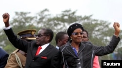 Zimbabwean President Robert Mugabe and his wife Grace wave to supporters and guests during celebrations to mark his 90th birthday, Marondera,Feb. 23,2014.