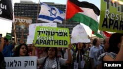 Warga Israel dari etnis Arabs melakukan unjuk rasa memrotes politik memecah belah PM Netanyahu dalam aksi di Tel Aviv. 