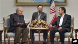 BMT va Arab Ligasining Suriya bo'yicha maxsus vakili Laxdar Braximiy (chapda) Eron prezidenti Mahmud Ahmadinejod (o'ngda) bilan uchrashuv chog'ida, Tehron, 14-oktabr, 2012-yil. 