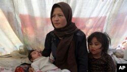 Fatima, perempuan Afghanistan yang meninggalkan rumahnya karena pertempuran antara Taliban dan personel keamanan Afghanistan, saat diwawancarai AP di sebuah kamp di pinggiran Mazar-e-Sharif, Afghanistan utara, Kamis, 8 Juli 2021. (AP Photo/Rahmat Gul)
