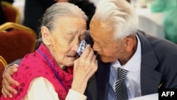 Kwon O-Hui (kiri) menangis bersama kerabatnya dari Korea Utara, Ri Han-Sik (kanan), saat mereka berpisah setelah tiga hari reuni keluarga-keluarga yang terpisah di resor Gunung Kumgang, di pantai tenggara Korea Utara, 22 Oktober 2015.