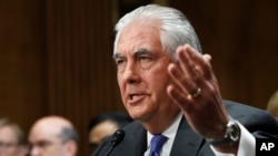លោក​រដ្ឋ​មន្ត្រី​ការបរទេស​ Rex Tillerson ធ្វើ​សក្ខីកម្ម​នៅ​ក្នុង​វិមាន​សភា Capitol Hill ក្នុង​រដ្ឋធានី​វ៉ាស៊ីនតោន កាលពី​ថ្ងៃទី១៣ ខែមិថុនា ឆ្នាំ២០១៧ នៅ​ពី​មុខ​គណៈកម្មាធិការ​ទំនាក់ទំនង​ការបរទេស​របស់​ព្រឹទ្ធសភា។