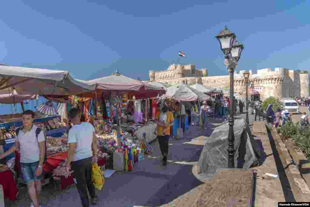 Vendors say tourism has dwindled as people grow more afraid of swimming in waters off Alexandria, Egypt. (Hamada Elrasam/VOA) 