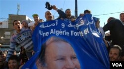 Demonstrasi pro-pemerintah dapat berlangsung di Algiers, Sabtu (5/3), sementara aparat membubarkan aksi protes pro-demokrasi. Para demonstran ini mengusung spanduk bergambarkan Presiden Aljazair Abdelaziz Bouteflika.