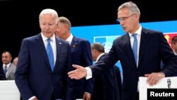 ប្រធានាធិបតី​សហរដ្ឋ​អាមេរិក លោក Joe Biden និយាយ​ជាមួយ​អគ្គ​លេខាធិការ​អង្គការ​​អូតង់ ​លោក​ Jens Stoltenberg ក្នុង​អំឡុង​កិច្ច​ប្រជុំ​កំពូល​អូតង់​នៅ​ទី​ក្រុង​ម៉ាឌ្រីដ ប្រទេស​អេស្ប៉ាញ​ កាល​ពី​ថ្ងៃ​ទី​២៩ ខែ​មិថុនា ឆ្នាំ​២០២២។