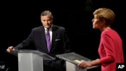 北卡州现任共和党籍国会参议员理查德·布尔与民主党挑战者黛伯拉·罗斯进行电视辩论。（2016年10月31日）