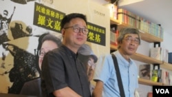台湾民进党秘书长罗文嘉(左)2019年6月18日前与前香港铜锣湾书店店长林荣基进行对谈。(美国之音张永泰)