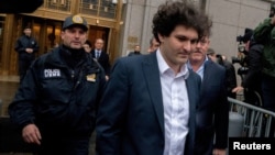 ፎቶ ፋይል፦ ባንክማን ፍሪድ ማንሃተን ከሚገኘው ፌደራል ፍርድ ቤት፣ ኒው ዮርክ