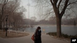 Une écolière à Pékin se protégeant contre la pollution de l'air, le 14 janvier 2013.