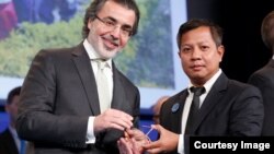 លោក សំលៀង សិលា នាយកប្រចាំប្រទេសនៃអង្គការសកម្មភាពដើម្បីកុមារ (APLE) ទទួលពានរង្វាន់ Star Impact Award ក្នុងទីក្រុងប៉ារីស ប្រទេស​បារាំង កាលពីថ្ងៃទី១២ ខែធ្នូ ឆ្នាំ២០១៥។ (រូបថតផ្តល់ដោយអង្គការ APLE Cambodia)