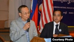 រូបឯកសារ៖ លោក អ៊ុង រិទ្ធី (ស្តាំ) ប្រធាន​សាខា​គណបក្ស​សង្គ្រោះជាតិ​អាមេរិក និង​លោក ​ជា គឹមលី អនុប្រធាន​ថ្លែង​នៅ​ក្នុង​ពិធី​ជ្រើសរើស​តែងតាំង​លោក អ៊ុង រិទ្ធី ជា​ប្រធាន​គណបក្ស​សង្គ្រោះ​ជាតិ​សហរដ្ឋ​អាមេរិក​ក្នុង​ឆ្នាំ២០១៦ មុន​ពេល​បញ្ចូល​គ្នា​ជា​គណបក្ស​សង្គ្រោះ​ជាតិ​អាមេរិក។ (រូបថត៖ ផ្តល់ឲ្យ) 