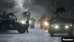 កងកម្លាំង​សន្ដិសុខ​ចាកចេញ​ពី​កន្លែង​កើតហេតុ បន្ទាប់​ពី​មាន​ការ​វាយប្រហារ​នៅ​សាកលវិទ្យាល័យ​កាប៊ុល ប្រទេស​អាហ្វហ្កានីស្ថាន ថ្ងៃទី២ ខែវិច្ឆិកា ឆ្នាំ២០២០។ 