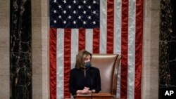 낸시 펠로시 하원의장이 13일 하원 전체회의에서 트럼프 대통령 탄핵안 표결 결과를 발표하고 있다.