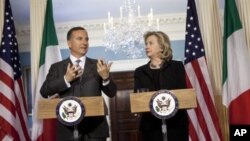Italian Foreign Minister Franco Frattini (L) and US Secretary of State Hillary Rodham Clinton speak in Washington April 6, 2011.