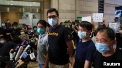 香港亲民主派立法会议员林卓廷（左二）和许智峰（左一）获保释后对媒体讲话。（2020年8月27日）