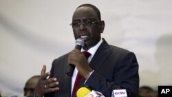 Le président élu sénégalais macky Sall s'adressant à la presse après que le président Wade eut concédé la défaite, 2012.
