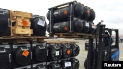 미국이 보낸 군수품이 지난 2022년 11월 우크라이나 수도 크이우 외곽 보리스필 국제공항에서 하역되고 있다. (자료사진)