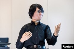 جمینوید رباتی که شبیه خالقش ساخته شده است در اجلاس جهانی هوش مصنوعی در ژنو - ۱۵ تیر ۱۴۰۲