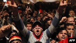 Tahrir Meydanı'nda bekleyen göstericiler, Mübarek'in istifa etmeyeceği açıklamasının ardından çılgına döndü. Bugün Mısır'ın büyük kentlerinde daha büyük gösteriler planlanıyor