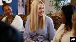 Ivanka Trump (tengah) di Addis Ababa, Ethiopia, Minggu (14/4).