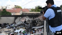 Seorang jurnalis sedang berada di lokasi serangan roket dari Jalur Gaza di Kota Sderot, Israel selatan, pada 15 Oktober 2023. (Foto: AFP)